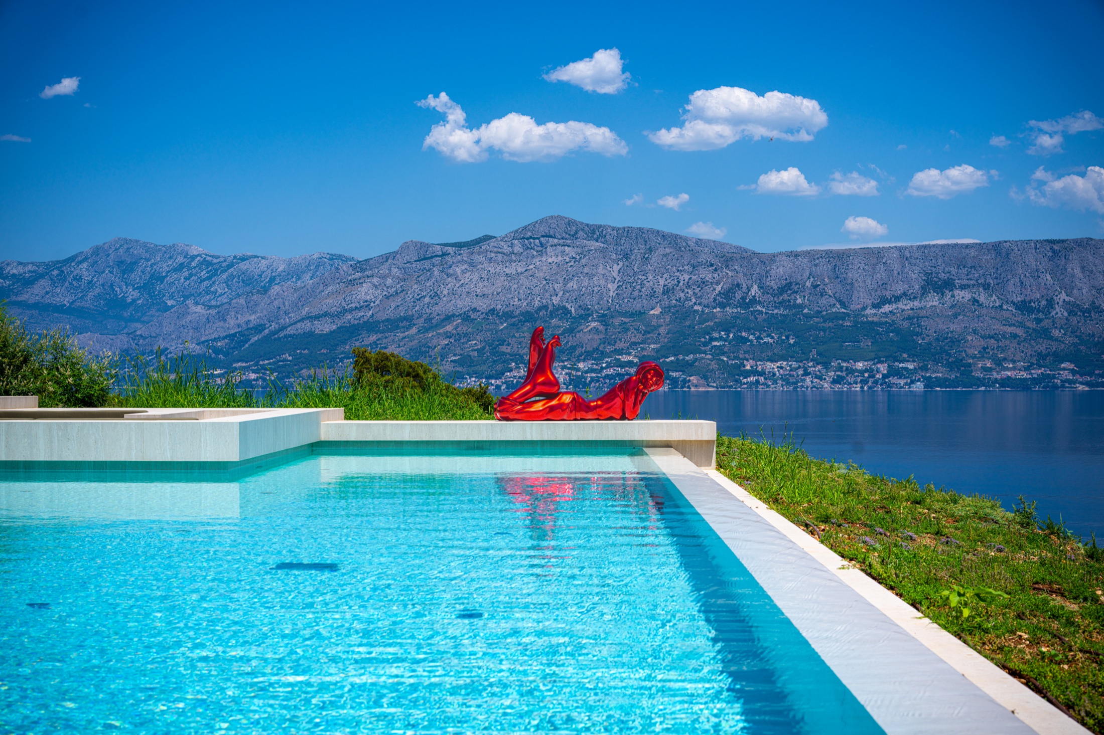 Pool, sculpture and mountain panorama at Villa Perez